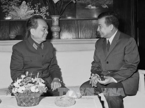 Đại tướng Võ Nguyên Giáp và cố Quốc vương Campuchia Norodom Sihanouk (Ảnh tư liệu: TTXVN)